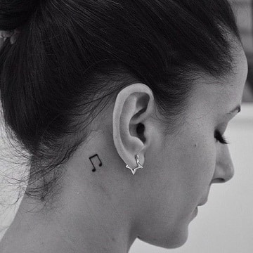 tatuajes diminutos para mujeres en el cuello
