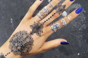 tatuajes espirituales para mujeres en la mano