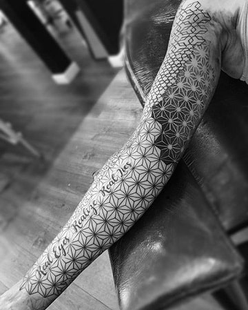 tatuajes geometricos puntillismo en el brazo