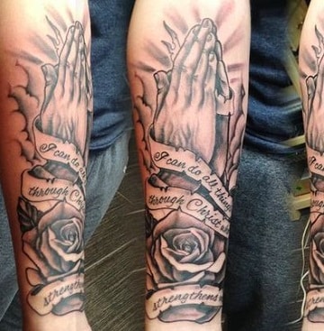 tatuajes manos de cristo en el brazo