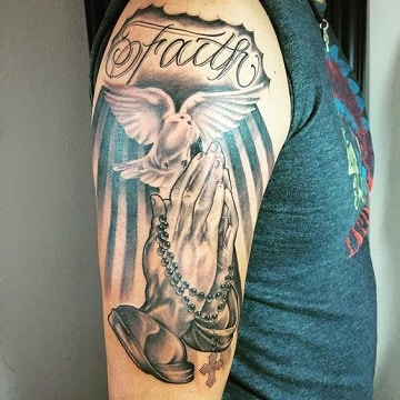 tatuajes manos de cristo para hombres