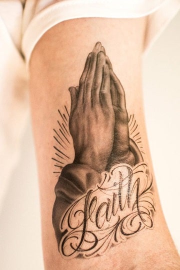 Diseños de tatuajes manos de cristo que simbolizan fervor