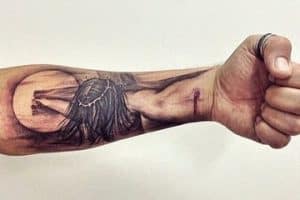 tatuajes religiosos para hombres en el brazo