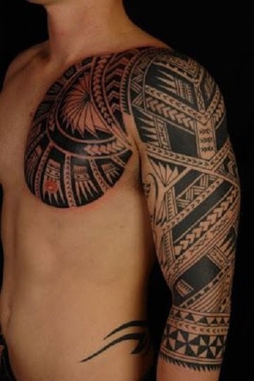 tatuajes tribales para el hombro en hombres delgados