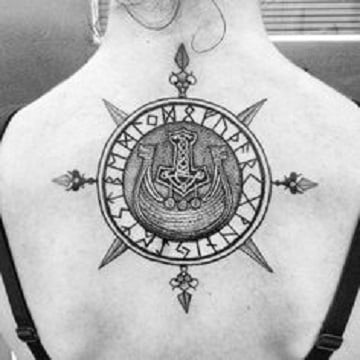 tatuajes vikingos para mujeres en la espalda