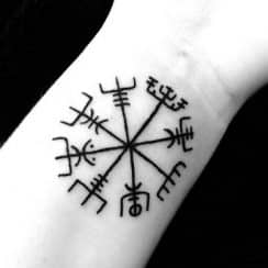 Diseños de simbolos y tatuajes vikingos para mujeres
