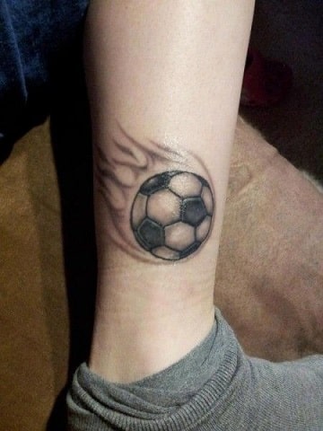 los mejores tatuajes de futbol en el tobillo