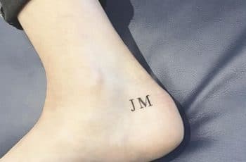 Discretos tatuajes con iniciales para mujeres