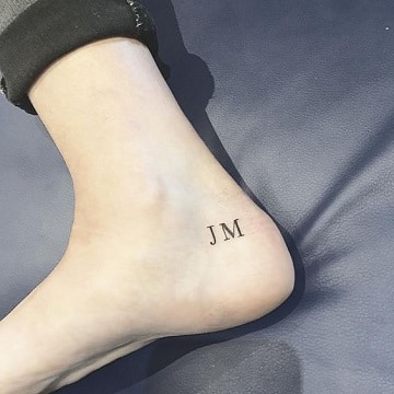 tatuajes con iniciales para mujeres en el pie
