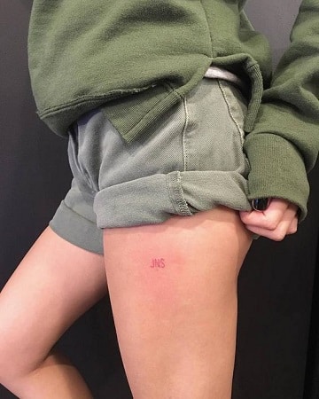 tatuajes con iniciales para mujeres en la pierna