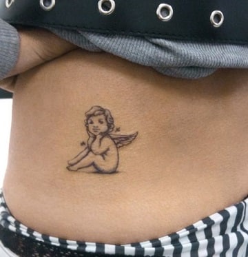 tatuajes de angeles bebes en la cintura