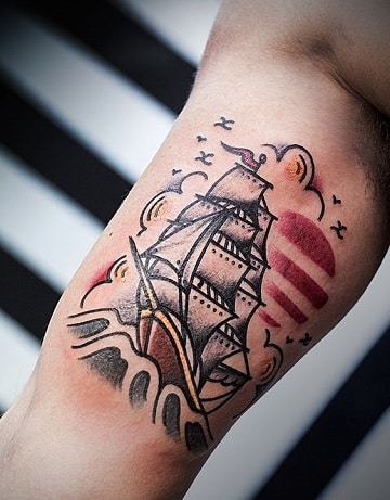 tatuajes de barcos piratas en el brazo