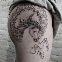 Simbolicos y originales tatuajes de caballos en el brazo