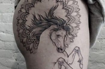 Simbolicos y originales tatuajes de caballos en el brazo