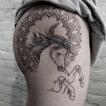 tatuajes de caballos en el brazo grande