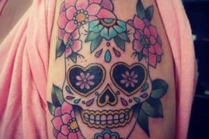 tatuajes de calaveras de mujer con flores
