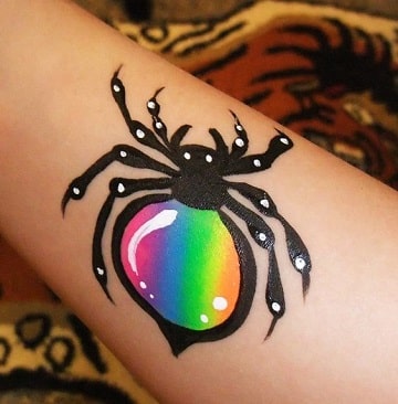tatuajes de colores en el brazo araña