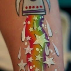 Originales y notorios tatuajes de colores en el brazo