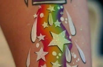Originales y notorios tatuajes de colores en el brazo