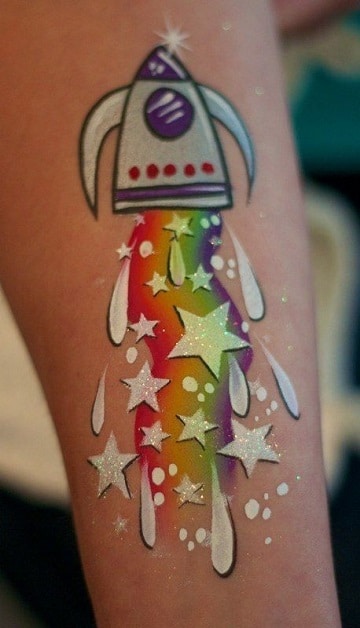 tatuajes de colores en el brazo nave espacia
