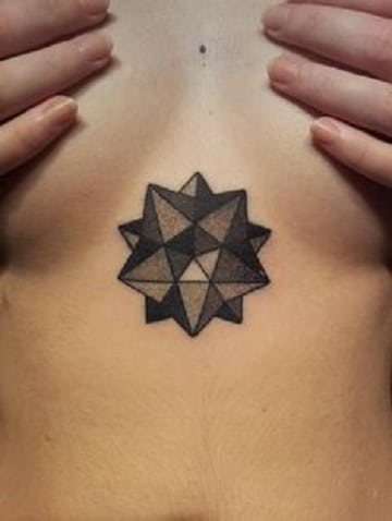 tatuajes de estrellas en el pecho geometrica