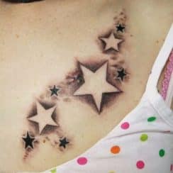 Tradicionales tatuajes de estrellas en el pecho