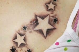 tatuajes de estrellas en el pecho grandes