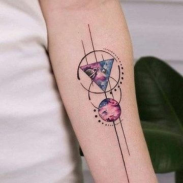 tatuajes de galaxias y estrellas en figuras geometricas