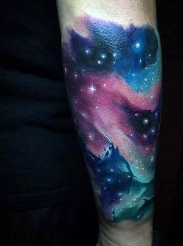 tatuajes de galaxias y estrellas en todo el brazo