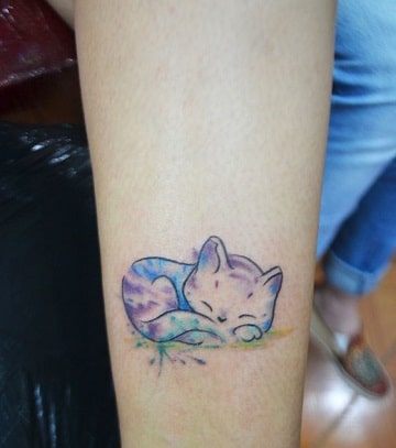 tatuajes de gatos en acuarela en el tobillo