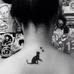 Sencillos y pequeños tatuajes de gatos en el cuello