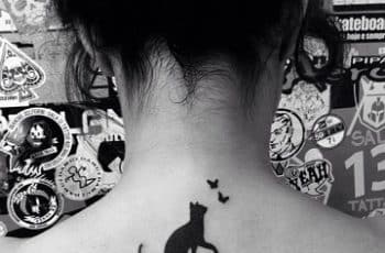 Sencillos y pequeños tatuajes de gatos en el cuello