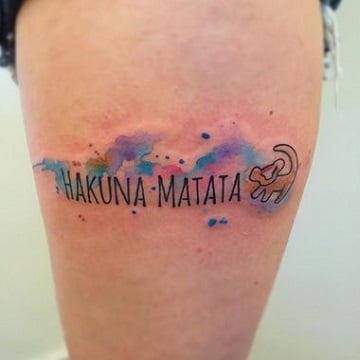 tatuajes de hakuna matata pierna