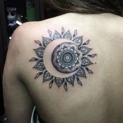 Grandes diseños de tatuajes de lunas en la espalda