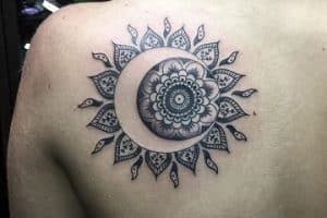 tatuajes de lunas en la espalda decorada