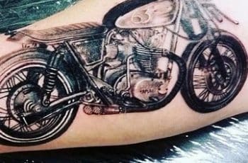 Algunos diseños de tatuajes de motos en la espalda