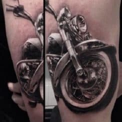 Representativos tatuajes de motos para hombres