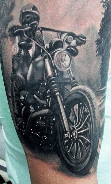 tatuajes de motos para hombres realista