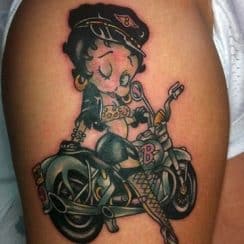 Diseños coloridos de tatuajes de motos para mujer