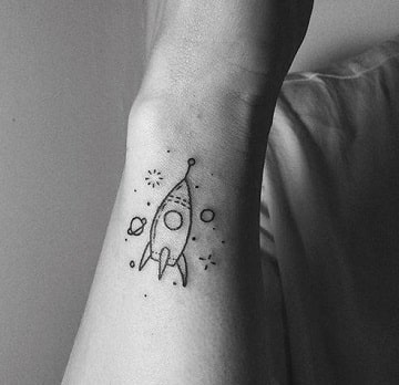 tatuajes de naves espaciales en el brazo
