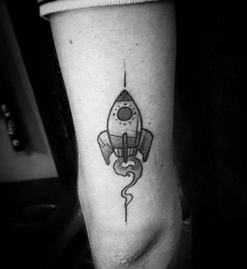 tatuajes de naves espaciales en el codo