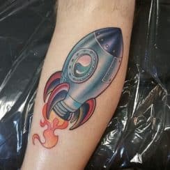 Originales y exacerbados tatuajes de naves espaciales