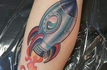 Originales y exacerbados tatuajes de naves espaciales