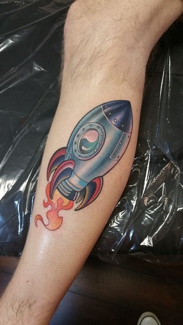 tatuajes de naves espaciales en la pierna
