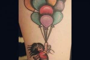 tatuajes de niños con globos en el brazo