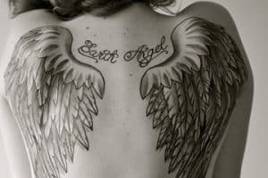 tatuajes de nombres con alas grande