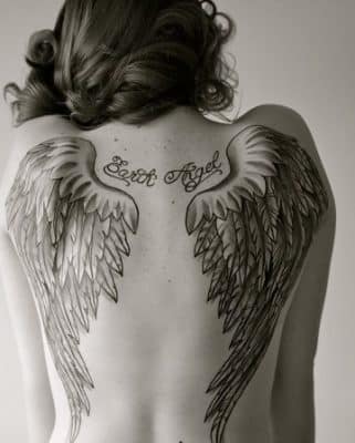 tatuajes de nombres con alas grande