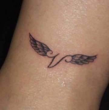 tatuajes de nombres con alas inicial