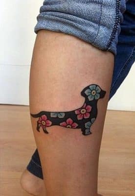 tatuajes de perros salchichas con flores