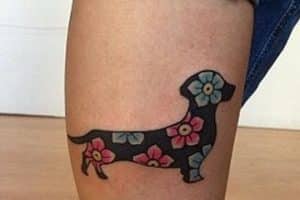 tatuajes de perros salchichas con flores